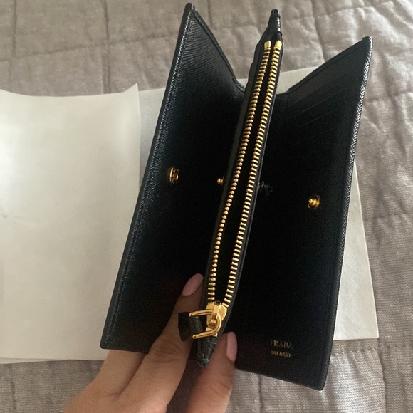 PRADA! Beautiful small wallet in pristine condition! - Picture 4 of 9